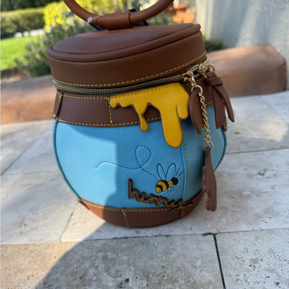 Winnie the Pooh Honey Pot Crossbody Bag  by Danielle Nicole Límited edition - Picture 4 of 5